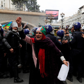 Una mujer, durante las protestas en Argel el 8 de marzo. - REUTERS