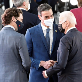  El presidente del Gobierno, Pedro Sánchez (c) conversa con el mandatario de Estados Unidos, Joe Biden (d).- EFE