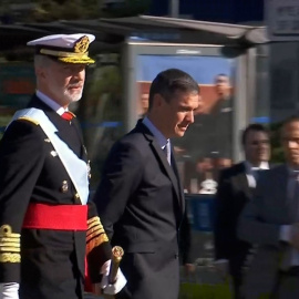 Sánchez recibe insultos y pitos durante el desfile del 12-O