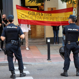 Miembros de la organización política de extrema derecha "Bastión Frontal" asisten a una protesta contra la inminente aprobación de los indultos a los líderes independentistas del "procés", este lunes en Madrid. EFE/Rodrigo Jiménez