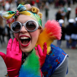 Una mujer disfrazada durante el Weiberfastnacht, el carnaval de mujeres en Colonia, Alemania. REUTERS