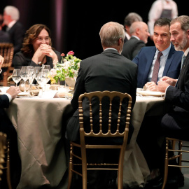  El rey Felipe VI, el presidente del gobierno Pedro Sánchez, el presidente de la Generalitat Pere Aragonés (i), y la alcaldesa de Barcelona Ada Colau, hoy domingo en Barcelona durante la cena inaugural del Mobile World Congress.- EFE / Toni Albir
