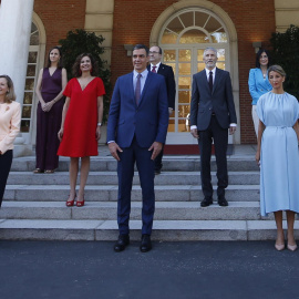  El presidente del Gobierno, Pedro Sanchez (c), preside la tradicional foto de familia de la nueva composición del Ejecutivo en las escalinatas del Palacio de la Moncloa este martes para asistir a la primera reunión del Consejo de Ministros del nuevo ga