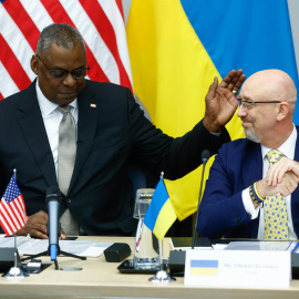 El secretario de Defensa de EEUU, Lloyd J. Austin III, y el ministro de Defensa ucraniano, Oleksii Reznikov, en la reunión de ministros de Defensa de la OTAN celebrada en Bruselas este 12 de octubre de 2022.