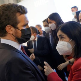 La ministra Sanidad, Carolina Darias y el presidente del PP, Pablo Casado, durante el acto celebrado hoy martes en el Palacio de Cibeles con motivo de la inscripción de la candidatura del Paisaje de la Luz en la lista de Patrimonio Mundial de la UNESCO. 