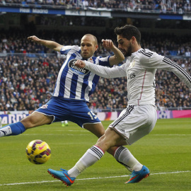 El centrocampista del Real Madrid Francisco Alarcón "Isco", ante el defensa del Deportivo de la Coruña Laure Sanabria. EFE