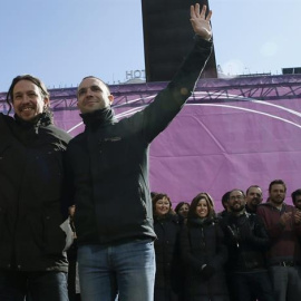 Pablo Iglesias y Luis Alegre, durante el acto de cierre de la campaña de Claro Que Podemos en la Comunidad de Madrid, este domingo. EFE/Juanjo Martín