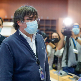  Carles Puigdemont atiende a los medios de comunicación en el Parlamento Europeo.- EFE