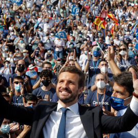  El presidente del PP, Pablo Casado, saluda a los militantes a su llegada a la Plaza de Toros de Valencia, donde cerró el domingo la Convención Nacional.- EFE / Manuel Bruque