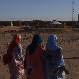 Tres mujeres saharauis pasean por los campos de refugiados de Tinduf, Argelia.