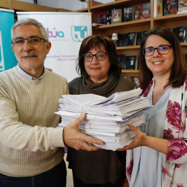 22/03/2019.- El candidato de Actúa a la Presidencia del Gobierno, Gaspar Llamazares, junto a la "promotora federal" del partido, Montserrat Muñoz (c), y la número tres de su formación por Madrid, María Garzón, muestra las firmas de avales. / EFE