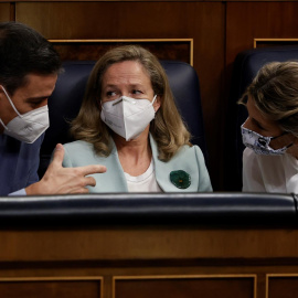 La ministra de Trabajo, Yolanda Díaz (d), conversa con el presidente del Gobierno, Pedro Sánchez, y con la vicepresidenta primera y ministra de Asuntos Económicos y Transformación Digital, Nadia Calviño, durante la sesión de control al Gobierno, es