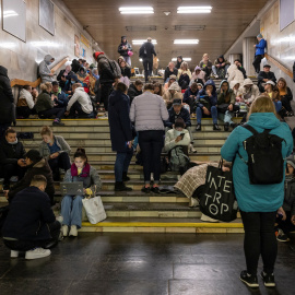 Ciudadanos se refugian en una estación de metro Kiev durante los bombardeos de los últimos días.