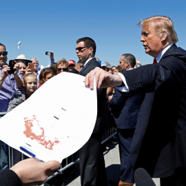 22/03/2019 - El presidente estadounidense Donald Trump con dos mapas de Siria que "representan el tamaño del Estado Islámico". / REUTERS - KEVIN LAMARQUE