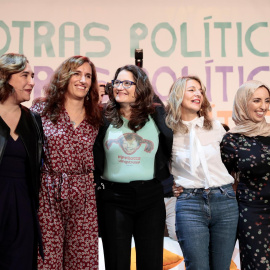  La ministra de Trabajo, Yolanda Díaz (2º dcha), la vicepresidenta del Gobierno valenciano, Mónica Oltra (c) , la alcaldesa de Barcelona, Ada Colau (i) ,la líder de Más Madrid, Mónica García (2º izq) , y la portavoz del MDyC en Ceuta, Fátima Hame