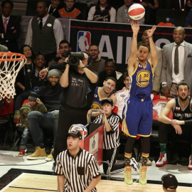 Stephen Curry durante su actuación en el concurso de triples. - EFE