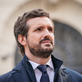  El líder del PP, Pablo Casado, responde a los medios durante una visita al Centro Memorial de Víctimas del Terrorismo (FCMVT), a 22 de noviembre de 2021, en Vitoria, Euskadi, (España).- Iñaki Berasaluce / Europa Press