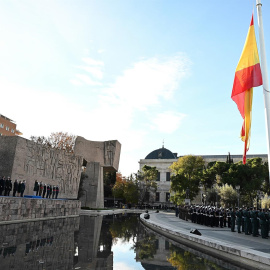  Acto de Izado Solemne de la Bandera de España con motivo del “Día de la Constitución”, este lunes en la Plaza de Colón de Madrid.- EFE / Fernando Villar