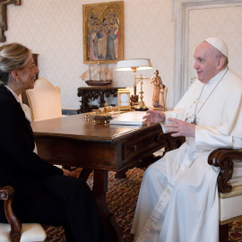  El Papa Francisco reunido con la ministra española de Trabajo y Economía Social Yolanda Díaz (izq.) En el Vaticano, el 11 de diciembre de 2021.- EFE