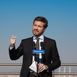  El presidente del PP, Pablo Casado, interviene después de una reunión con asociaciones en defensa del bilingüismo español y catalán, en el Hotel Gran Marina, a 14 de diciembre de 2021, en Barcelona, Catalunya, (España).- David Zorrakino / Europa Pr