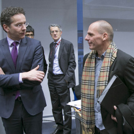 El presidente del Eurogrupo, el holandés Jeroen Dijsselbloem, con el ministro de Finanzas griego, Yanis Varoufakis, en la reunión extraordinaria de los ministros de la moneda única la semana pasada, previa a la cumbre de la UE. REUTERS/Yves Herman