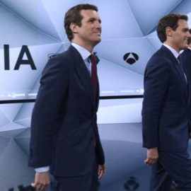 El presidente del PP, Pablo Casado, y el presidente de Ciudadanos, Albert Rivera, durante el debate informativo en A3media.