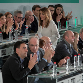 La secretaria general del PSOE-A y presidenta andaluza en funciones, Susana Díaz, recibe los aplausos de los miembros de la ejecutiva en la reunión que el Comité Director, máximo órgano entre Congresos. EFE/Julio Muñoz