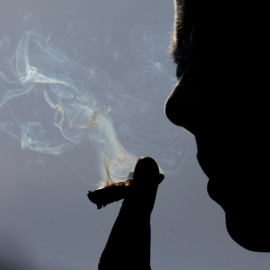Un hombre fumando marihuana. REUTERS/Mark Blinch