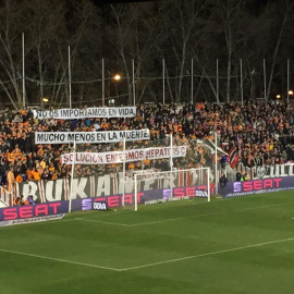 El grupo Bukaneros ayer en el estadio de Vallecas.