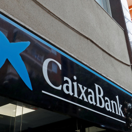 El logo de Caixabank en una sucursal de la entidad financiera en Barcelona. REUTERS/Yves Herman