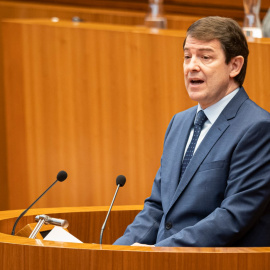  El candidato del PP a la Presidencia de la Junta de Castilla y León y presidente del partido en la región, Alfonso Fernández Mañueco, interviene en su debate de investidura.- Photogenic/Claudia Alba / Europa Press