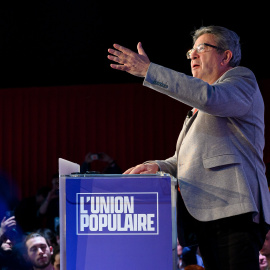  El líder de Francia Insumisa (LFI), Jean-Luc Mélenchon, habla a sesus seguidores en un mítin en Cirque d'Hiver Bouglione (10/04/2022).- Julien Mattia / Le Pictorium Agenc / DPA