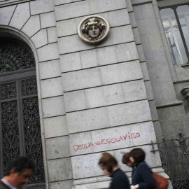 Una pintada en la la fachada del Banco de España que dice  "Deuda=Esclavitud". REUTERS