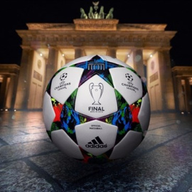 Con este balón, con la Puerta de Brandenburgo, se disputará la final. /UEFA