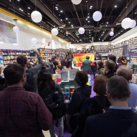 10/12/2018.- Una decena de ultras han irrumpido hoy en la Casa del Libro de Barcelona haciendo saludos fascistas y enarbolando banderas de España para intentar boicotear un acto en el que ha participado el secretario general de Podemos, Pablo Iglesias. E
