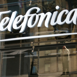 El logo de Teleónica, en su sede en la madrleña Gran Vía. REUTERS/Andrea Comas