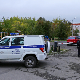 Una mujer habla a los agentes policiales rusos en las inmediaciones de la escuela donde ha tenido lugar el tiroteo, a 26 de septiembre de 2022.