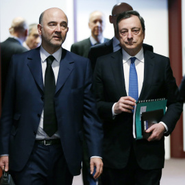 El presidente del BCE, Mario Draghi, con el comisario europeo de Asuntos Económicos, Pierre Moscovici, en la reunión del Eurogrupo en Bruselas. REUTERS
