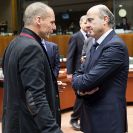 El ministro de Economía, Luis de Guindos, conversa con el ministro griego de Finanzas, Yanis Varoufakis, antes del comienzo de la reunión del Ecofin en Bruselas. EFE/Thierry Monasse