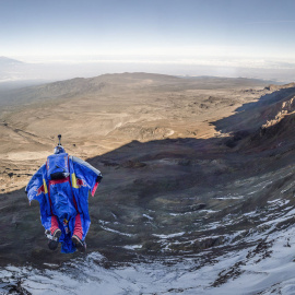 El ruso Valery Rozov en pleno vuelo por el Kilimanjaro. /RED BULL