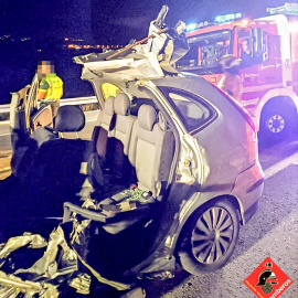Un hombre de 73 años ha fallecido al estrellar el coche (en la imagen) que conducía contra un camión-grúa poco después, según todos los indicios, de matar de dos puñaladas en el pecho a su pareja sentimental, una mujer de 68 años
