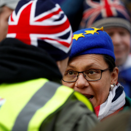 Una manifestante anti brexit mira a un hombre a favor de la salida de Reino Unido de la Unión Europea. / REUTERS - PETER NICHOLLS