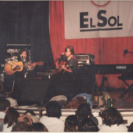 Un momento de la actuación del cantautor Jackson Browne, a la derecha de la imagen, en 1996, en una imagen de archivo. / EL SOL