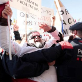 Médicos de atención primaria se concentran ante el Parlament, en una imagen de archivo. / EFE