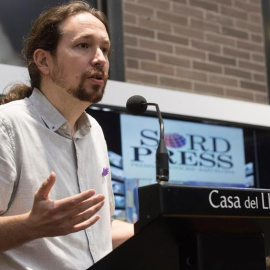Pablo Iglesias, secretario general de Podemos, durante la presentación de su último libro, 'Nudo España', en Catalnuya / EFE