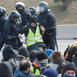 Los Mossos d,Esquadra han desalojado este mediodía a los manifestantes que desde primera hora de la mañana tenían cortada la autopista AP-7. /EFE
