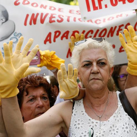 Una protesta de víctimas del robo de bebés en España, a las puertas del Congreso de los Diputados.- REUTERS/JUAN MEDINA