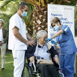 Josefa Pérez, de la residencia de mayores Feixa Llarga de L,Hospitalet de Llobregat ha vuelto a ser la primera persona de Catalunya que ha recibido este lunes la cuarta dosis de la vacuna de la covid.