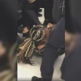 Captura del vídeo en el que se ve el brutal arresto de una mujer que llevaba a su bebé en brazos. / FACEBOOK