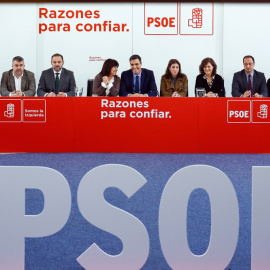 El presidente del Gobierno y secretario general del PSOE, Pedro Sánchez (c), la presidenta del partido Cristina Narbona (4i), y la portavoz en el Congreso Adriana Lastra (4d), durante la última reunión de la ejecutiva federal socialista. EFE/Emilio Nar